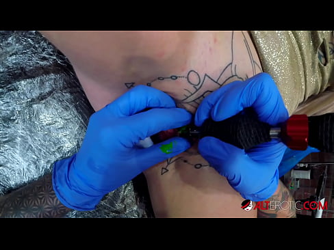 ❤️ Ekstremt tatoveret hottie Sully Savage fik en tatovering på sin klitoris ❤️❌ Super sex at da.villagesexvideos.ru ❌️❤